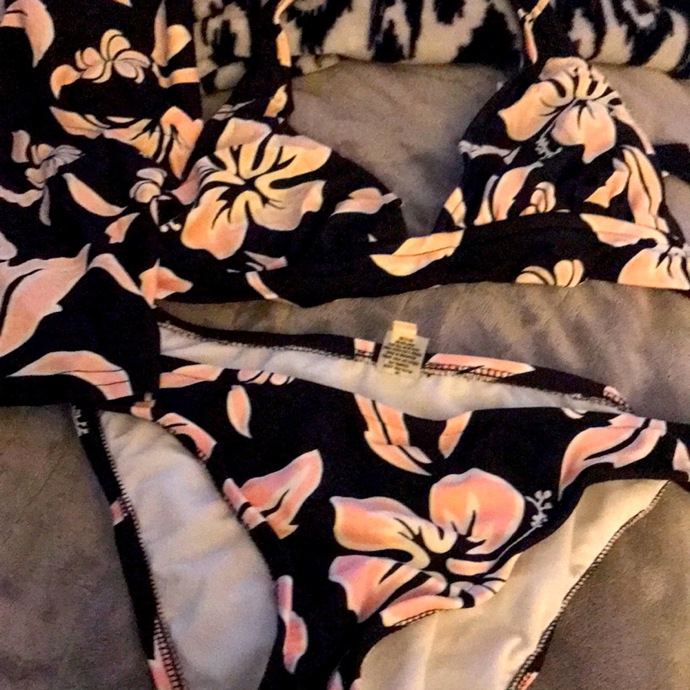 Got three pieces. You can wear bikini or top covers stomach. Like new